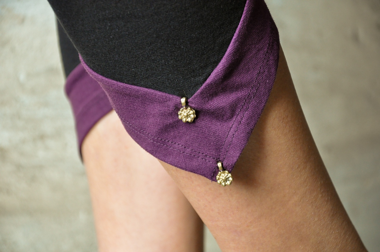 DREIVIERTEL LEGGINGS mit Zipfel und Perlen - schwarz-violett