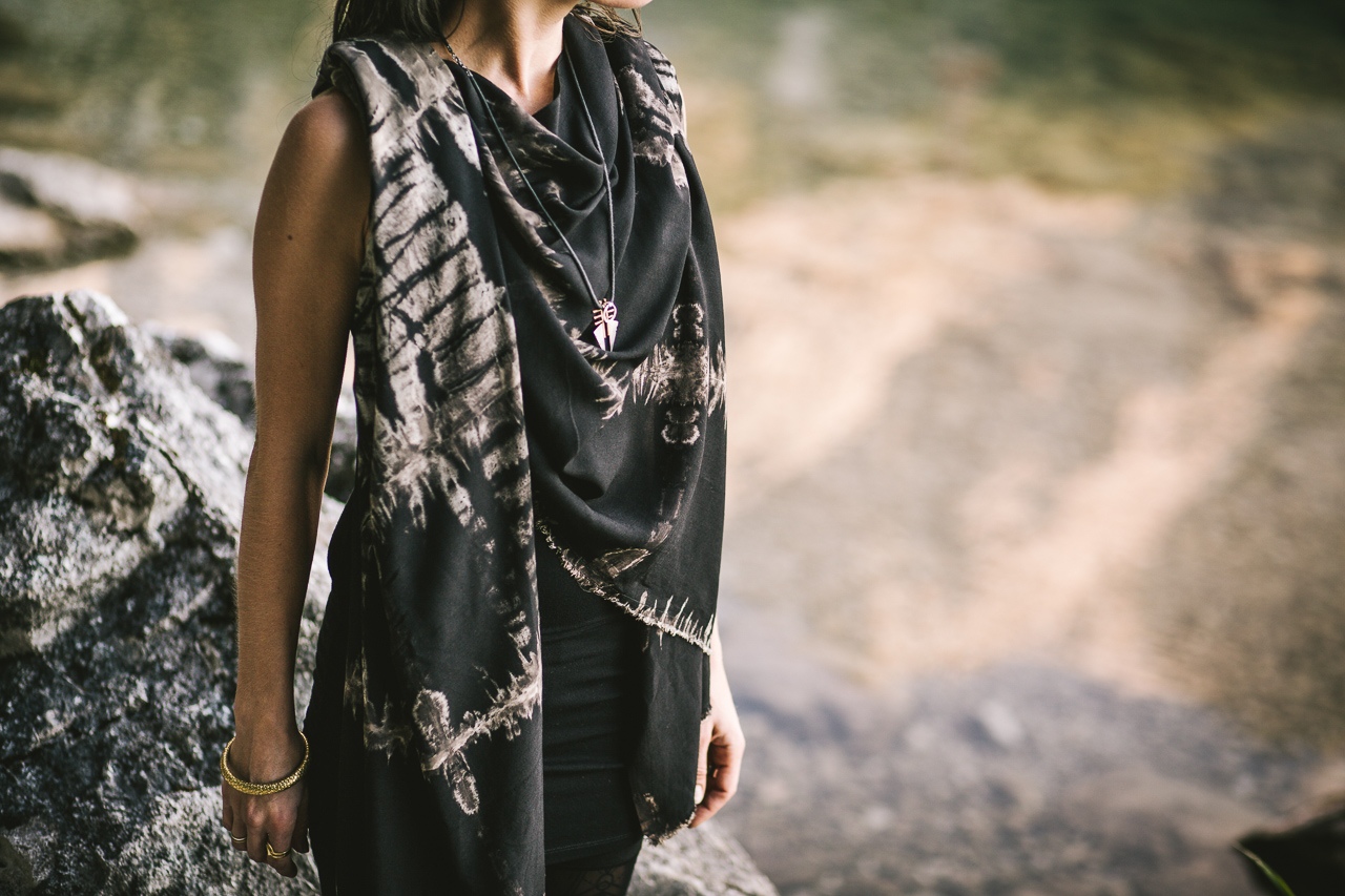 Frau trägt schwarz beige grauen Sarong vor traumhafter Naturkulisse