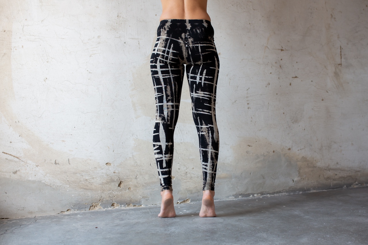 Leggings mit punky Kritzi-Kratzi Muster - Siebdruck, Batik, Tie-Dye - unisex - schwarz-grau-beige