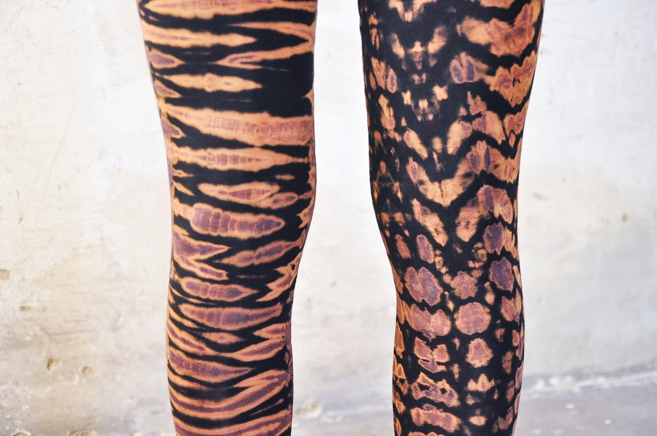 LEGGINGS mit Tiger- und Leopardenoptik - Batik, Tie-Dye - unisex - schwarz-apricot-lila