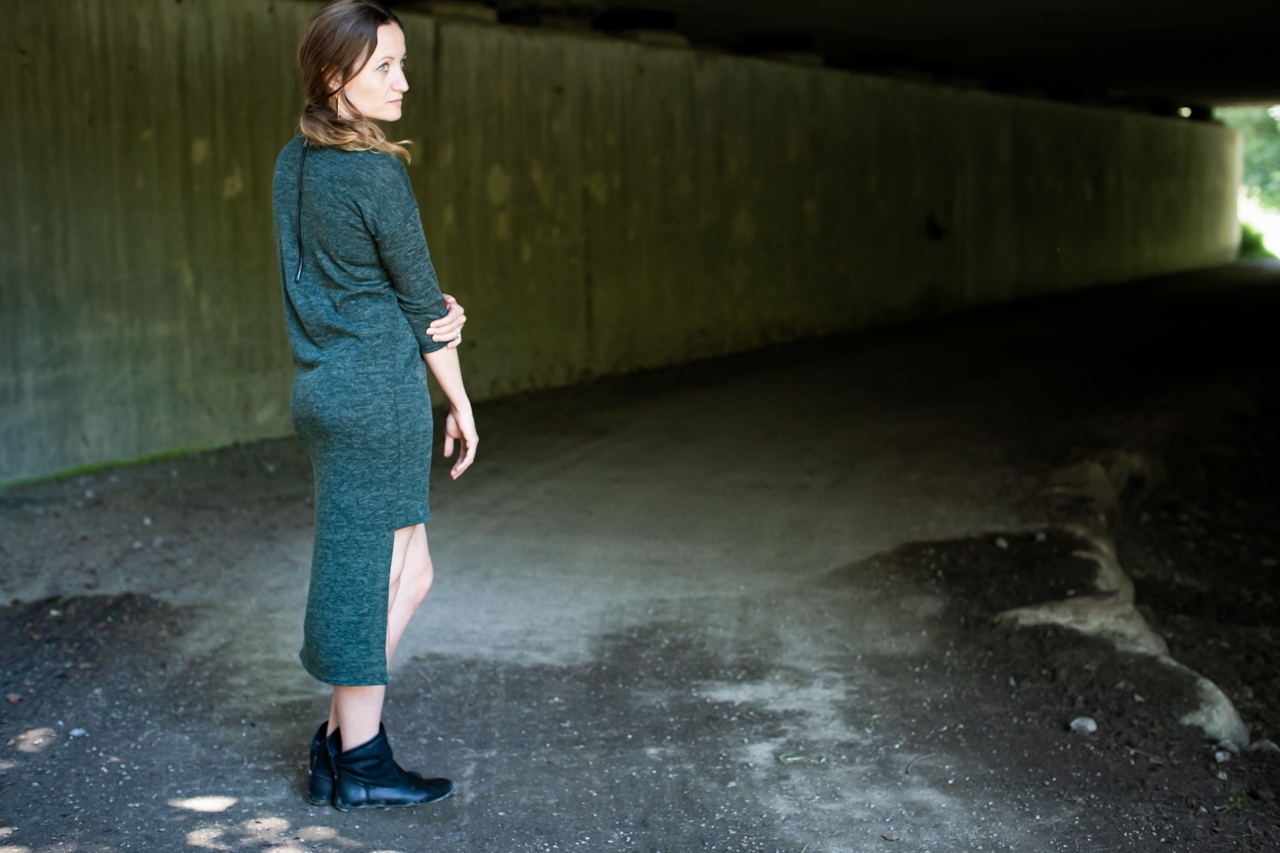 STRICKKLEID - Pulloverkleid mit dreiviertel Ärmeln und Reißverschluss - dunkelgrün meliert