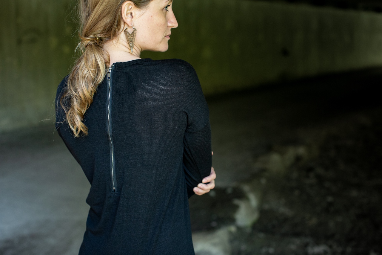 STRICKKLEID - Pulloverkleid mit dreiviertel Ärmeln und Reißverschluss - schwarz
