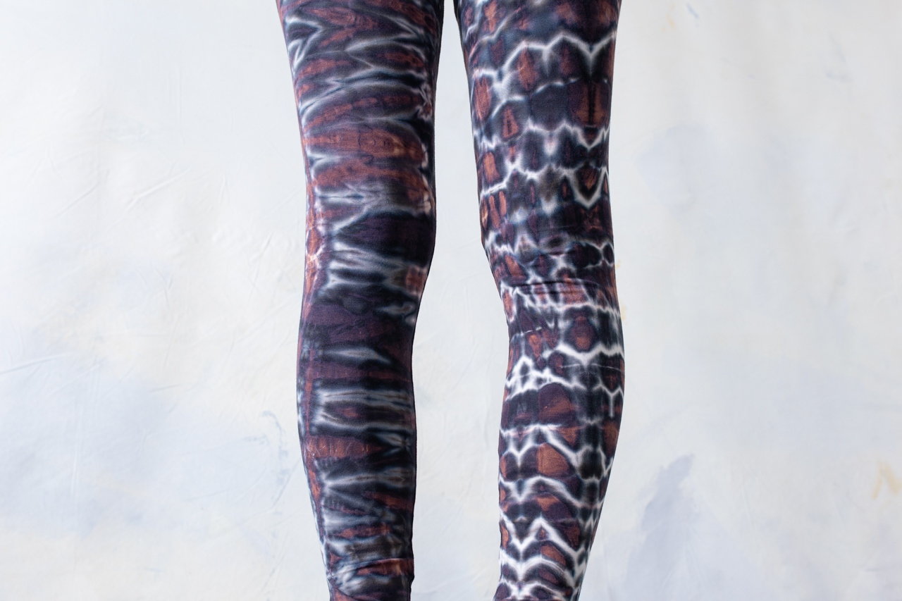 LEGGINGS mit Tiger- und Leopardenoptik - Batik, Tie-Dye - unisex - braun-blaugrau