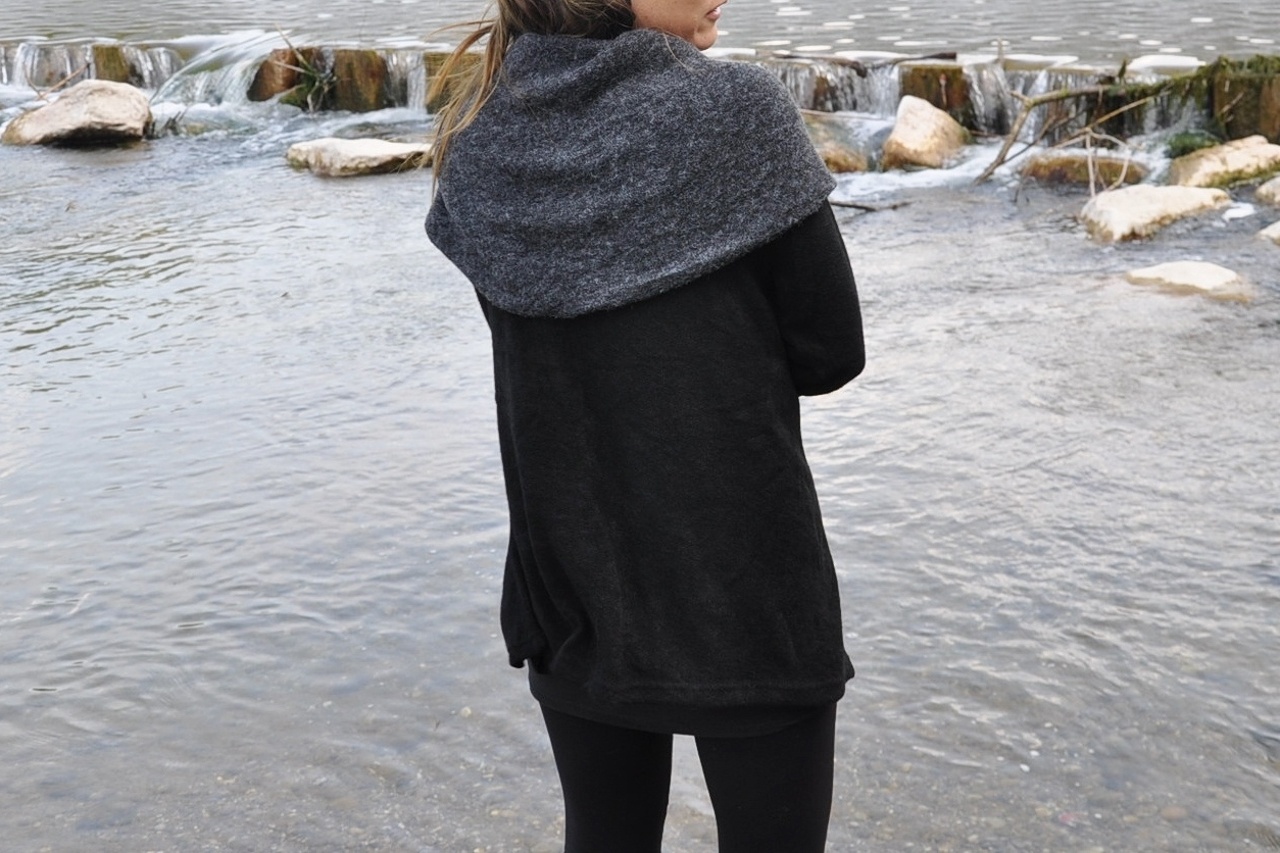 CARDIGAN HÜFTLANG - Strickjacke mit Wasserfallausschnitt und Daumenlöchern - schwarz-grau S/M