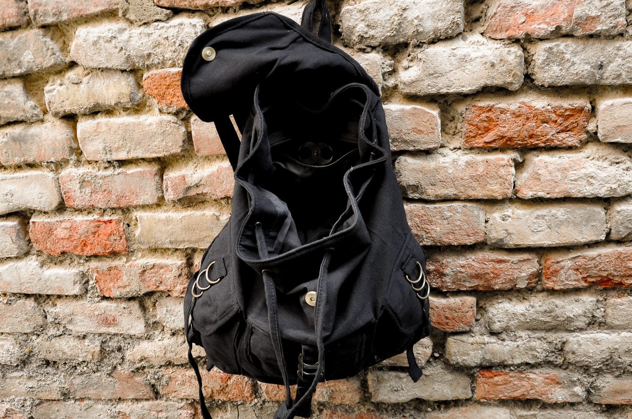 Rucksack mit Messingdekoration - schwarz