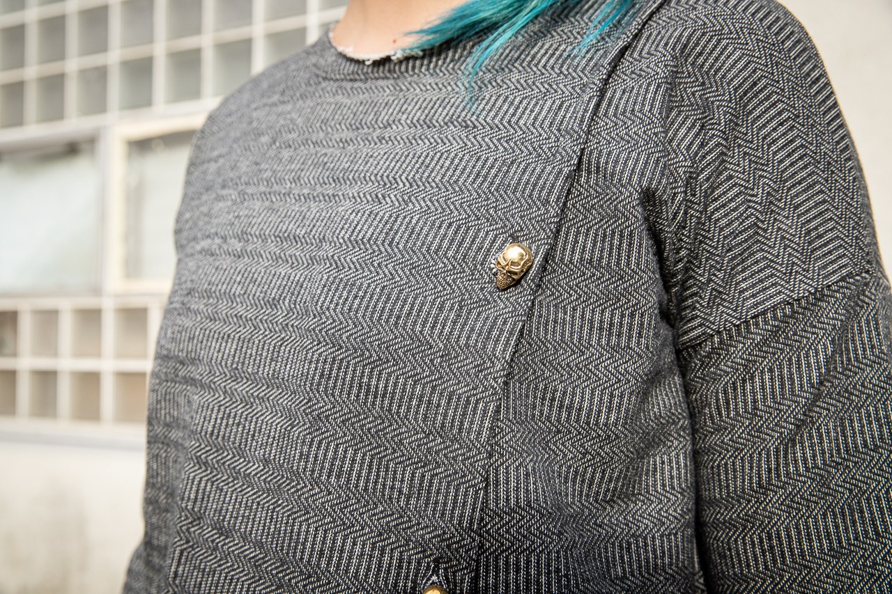 Asymmetrischer Pullover mit Totenknopf-Knöpfen - grau-gemustert
