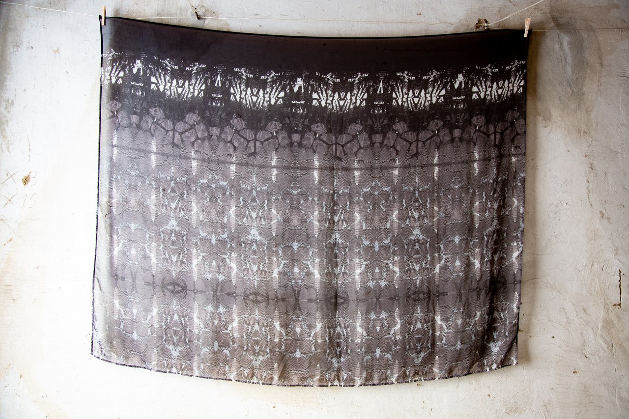 SARONG - PAREO - Festivaltuch, Wickeltuch - transparent, mit filigranem Muster - schwarz-grau-weiß