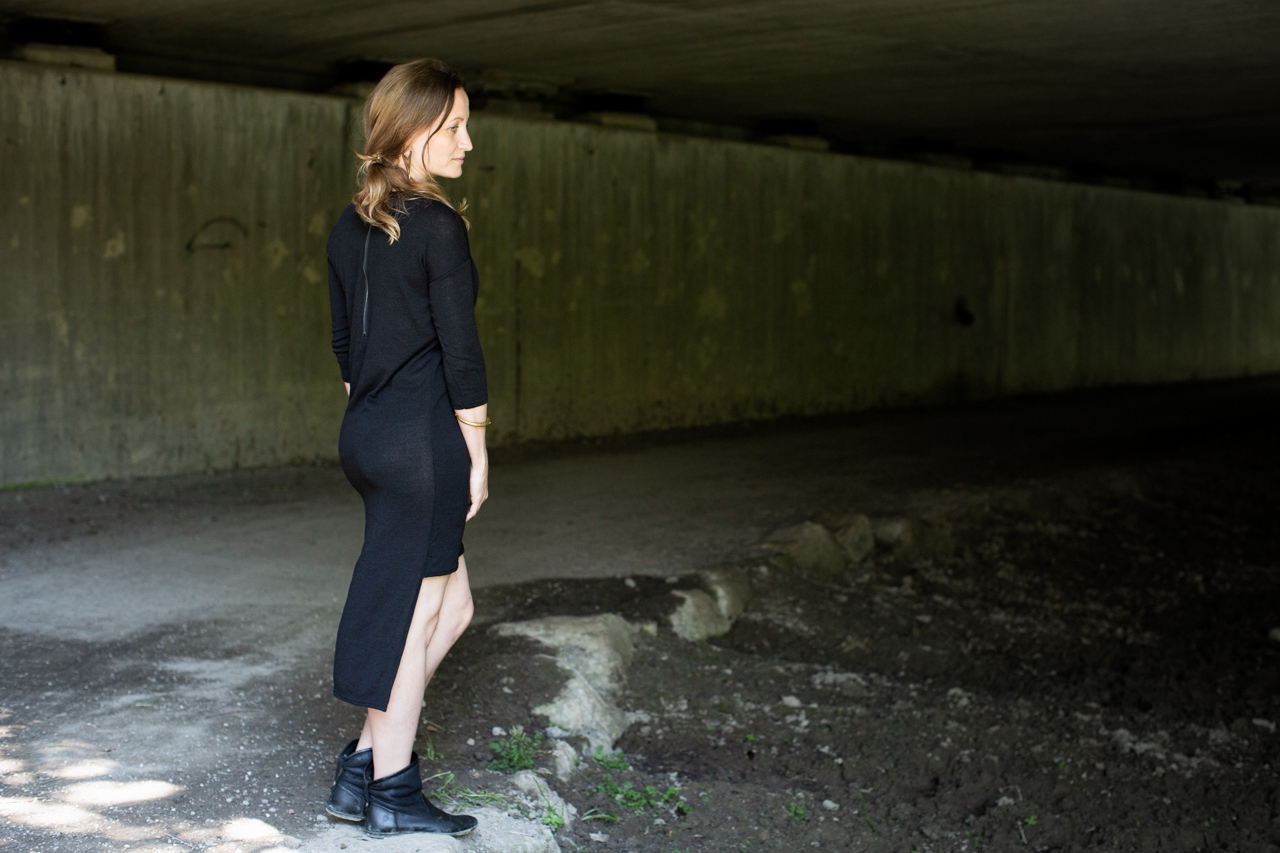 STRICKKLEID - Pulloverkleid mit dreiviertel Ärmeln und Reißverschluss - schwarz