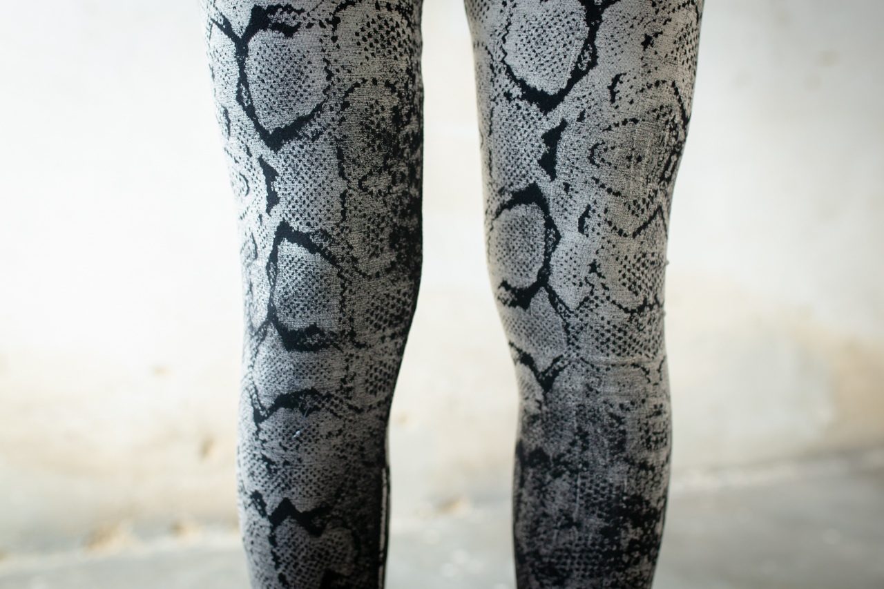 LEGGINGS mit abstraktem Schlangenmuster - Siebdruck - unisex - schwarz-grau-weiß
