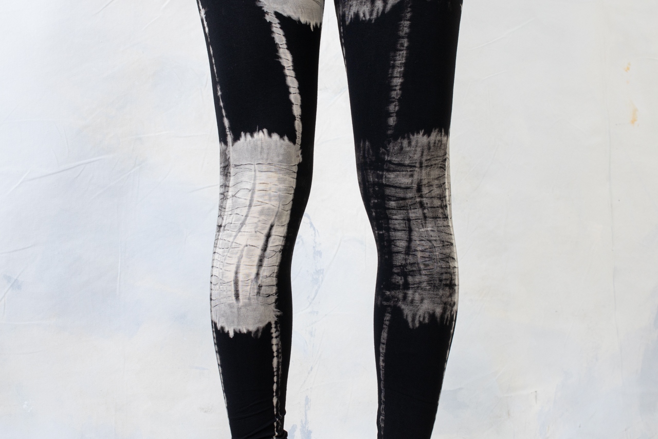 LEGGINGS mit abstraktem Batikmuster - Garage, Grunge - Batik, Tie-Dye - unisex - schwarz-grau-beige