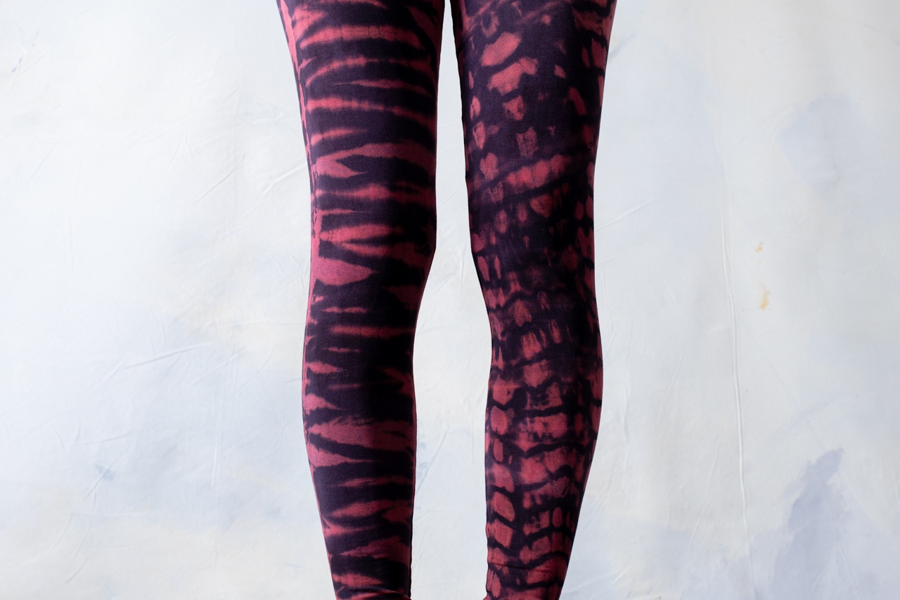 LEGGINGS mit Tiger- und Leopardenoptik - Batik, Tie-Dye- unisex - schwarz-rot-violett