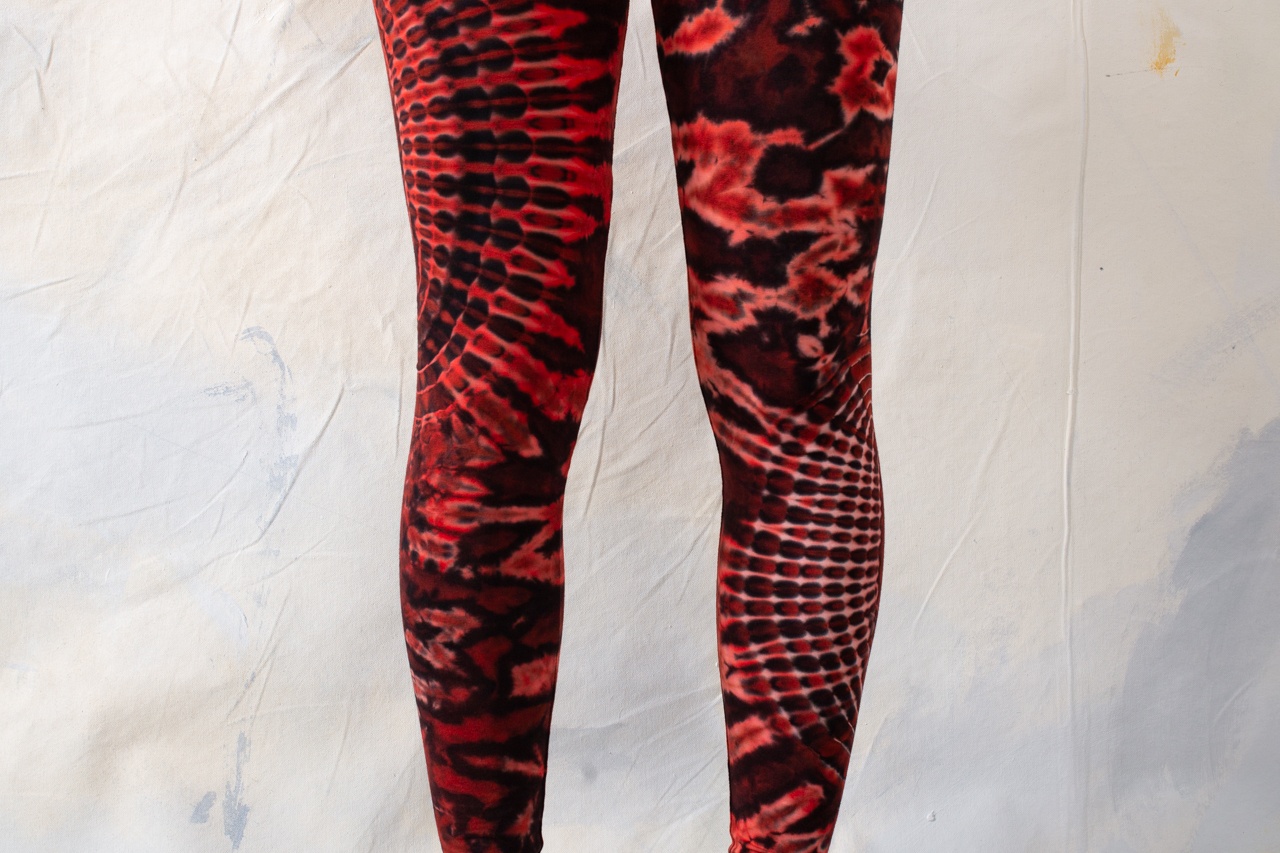 LEGGINGS mit abstraktem Blumenmuster – Batik, Tie-Dye - unisex - flashy red, hochrot