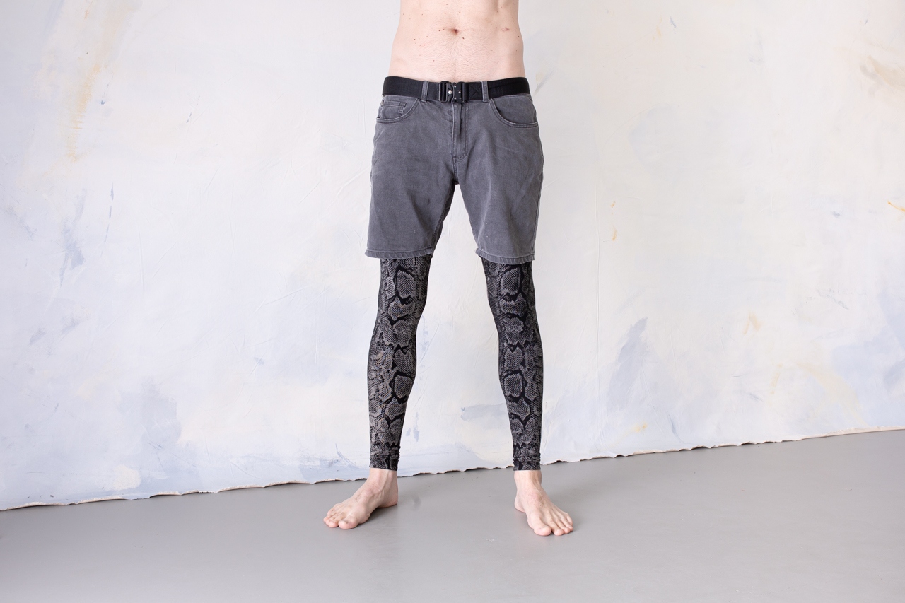 LEGGINGS mit abstraktem Schlangenmuster - Siebdruck - unisex - schwarz-grau-weiß