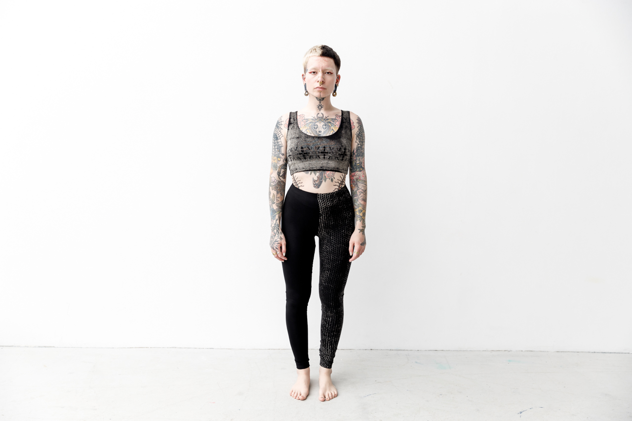 CROP TOP - Kurztop - mit abstrakt-filigranem Batikmuster - Batik, Siebdruck - schwarz-beige-grau