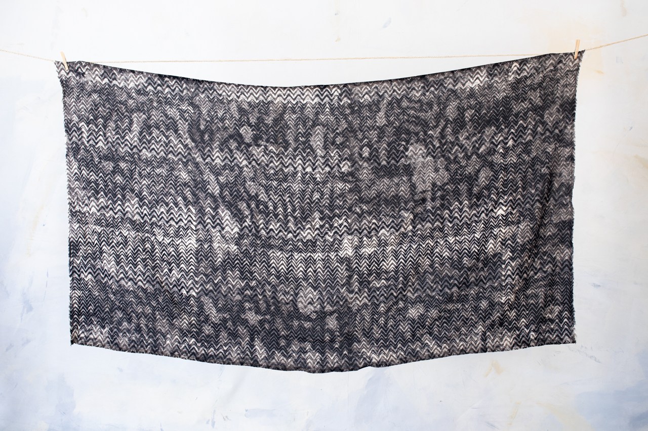 SARONG mit abstraktem WELLENMUSTER - Unterwasseroptik - Pareo, Tuch, Schal - Batik, Blockprint - schwarz-grau-beige
