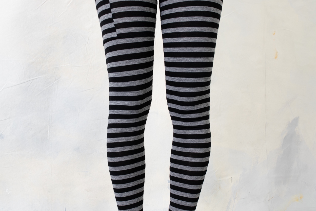 LEGGINGS mit Ringelmuster und Tasche - Leggings gestreift - schwarz-grau