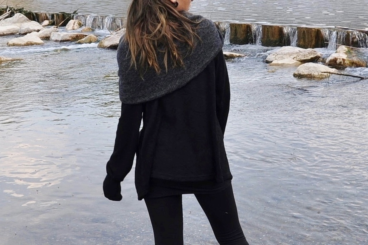 CARDIGAN HÜFTLANG - Strickjacke mit Wasserfallausschnitt und Daumenlöchern - schwarz-grau S/M