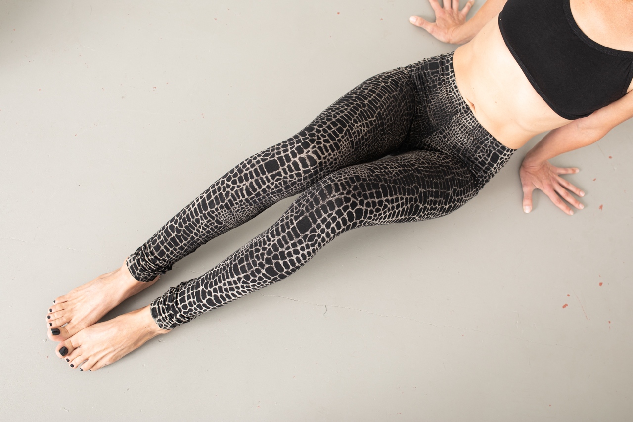 LEGGINGS mit abstraktem Alligator-Muster - unisex - schwarz-grau-beige