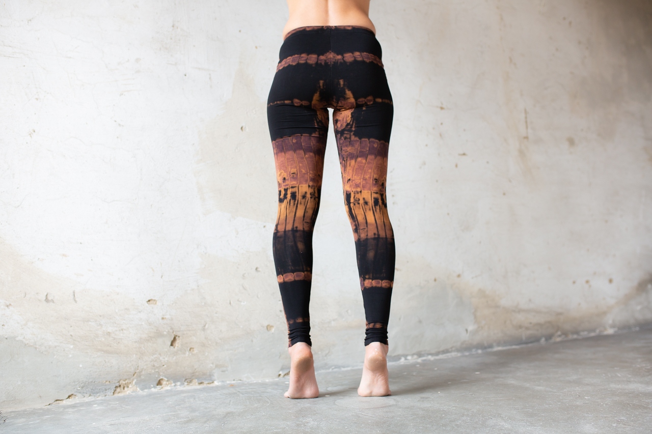 LEGGINGS mit abstrakt schwimmendem Farbverlauf - Batikleggings - unisex - schwarz-apricot-lila