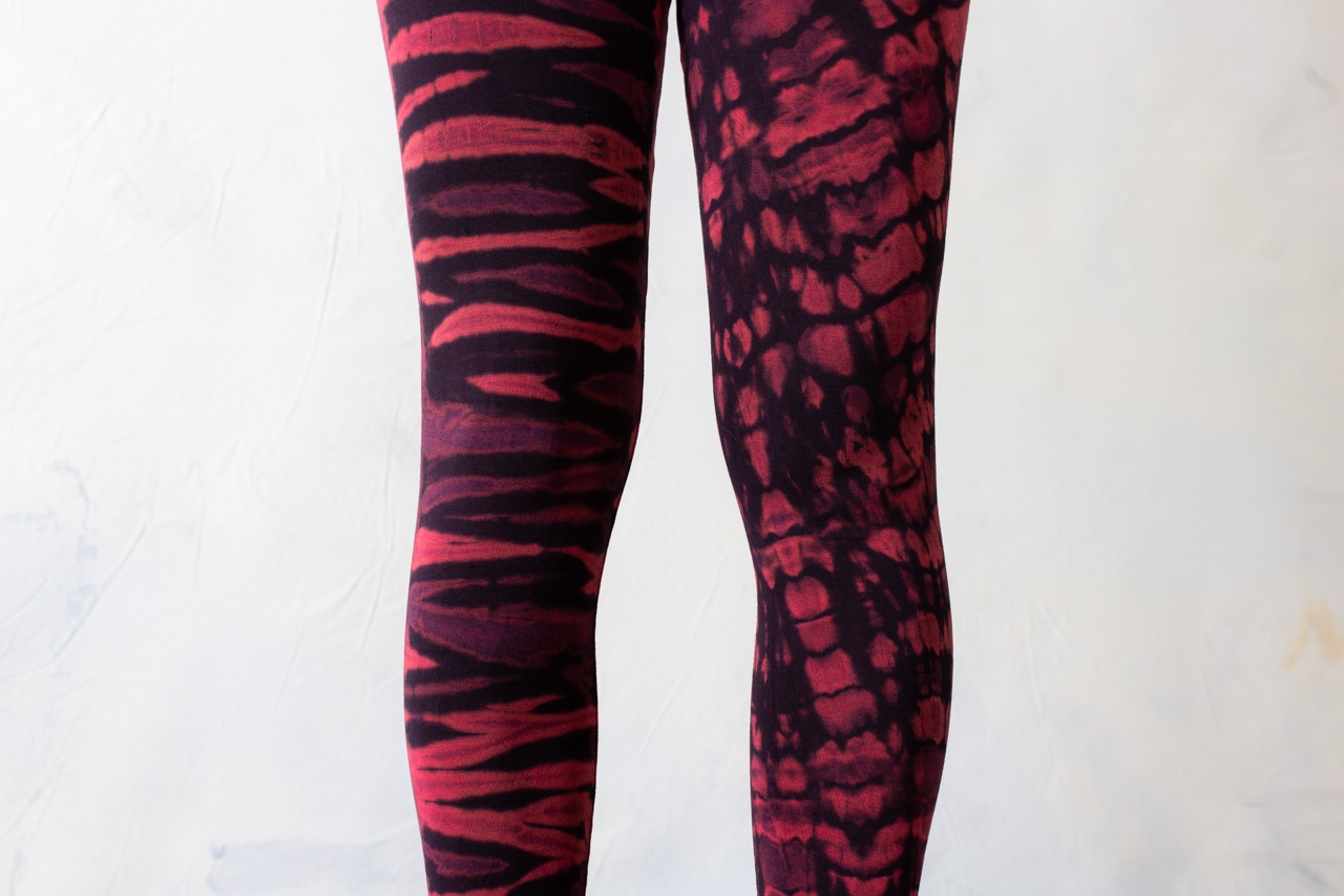 LEGGINGS mit Tiger- und Leopardenoptik - Batik, Tie-Dye- unisex - schwarz-rot-violett