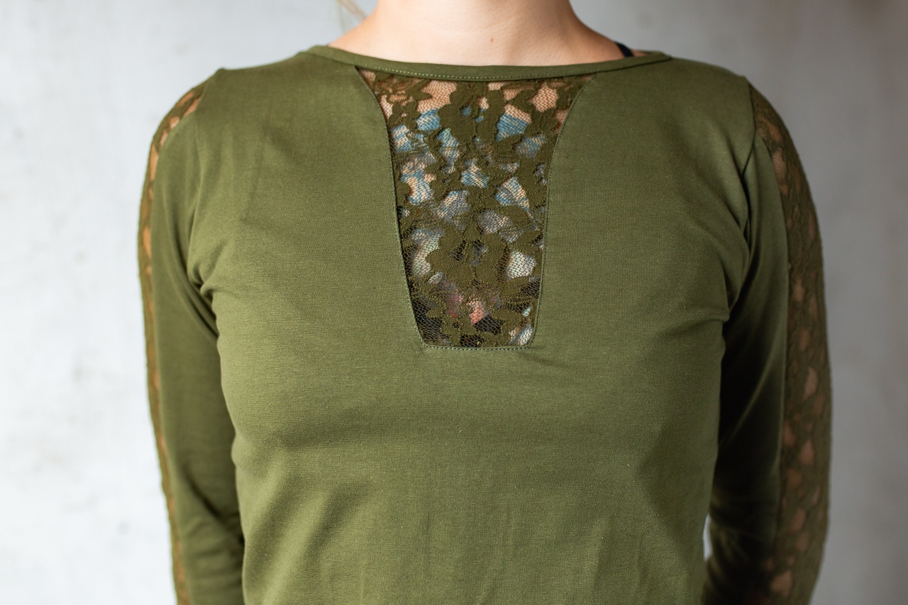 Eng anliegendes Longsleeve, Langarm-Shirt - mit transparenter Spitze - olivgrün
