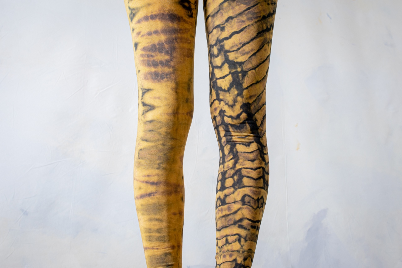 LEGGINGS mit Tiger- und Leopardenoptik - Batik, Tie-Dye - unisex - schwarz-beige-gelb