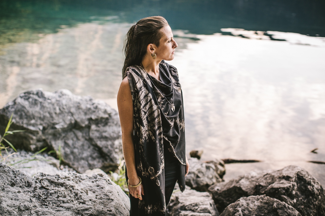 Frau trägt schwarz beige grauen Sarong vor traumhafter Naturkulisse