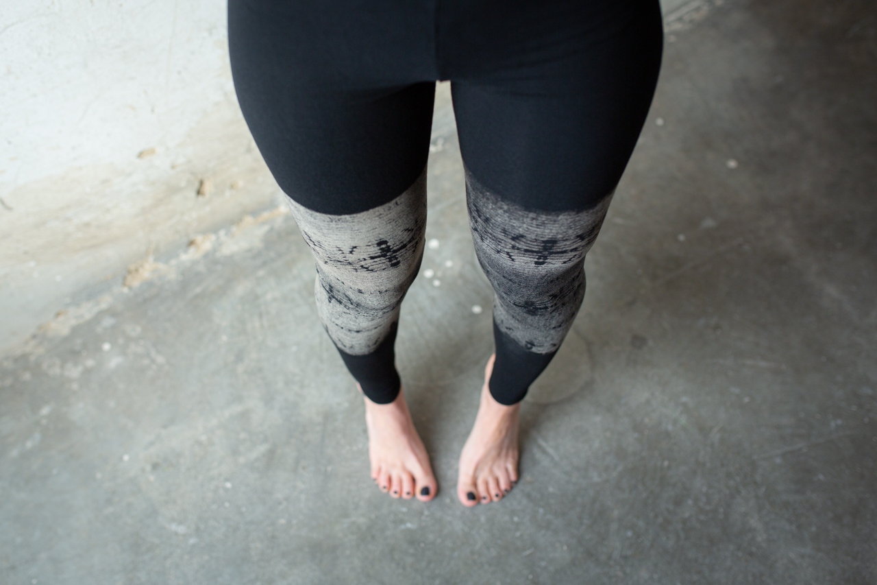 LEGGINGS mit abstrakt-filigranem Muster - Siebdruck - unisex - schwarz-grau-beige