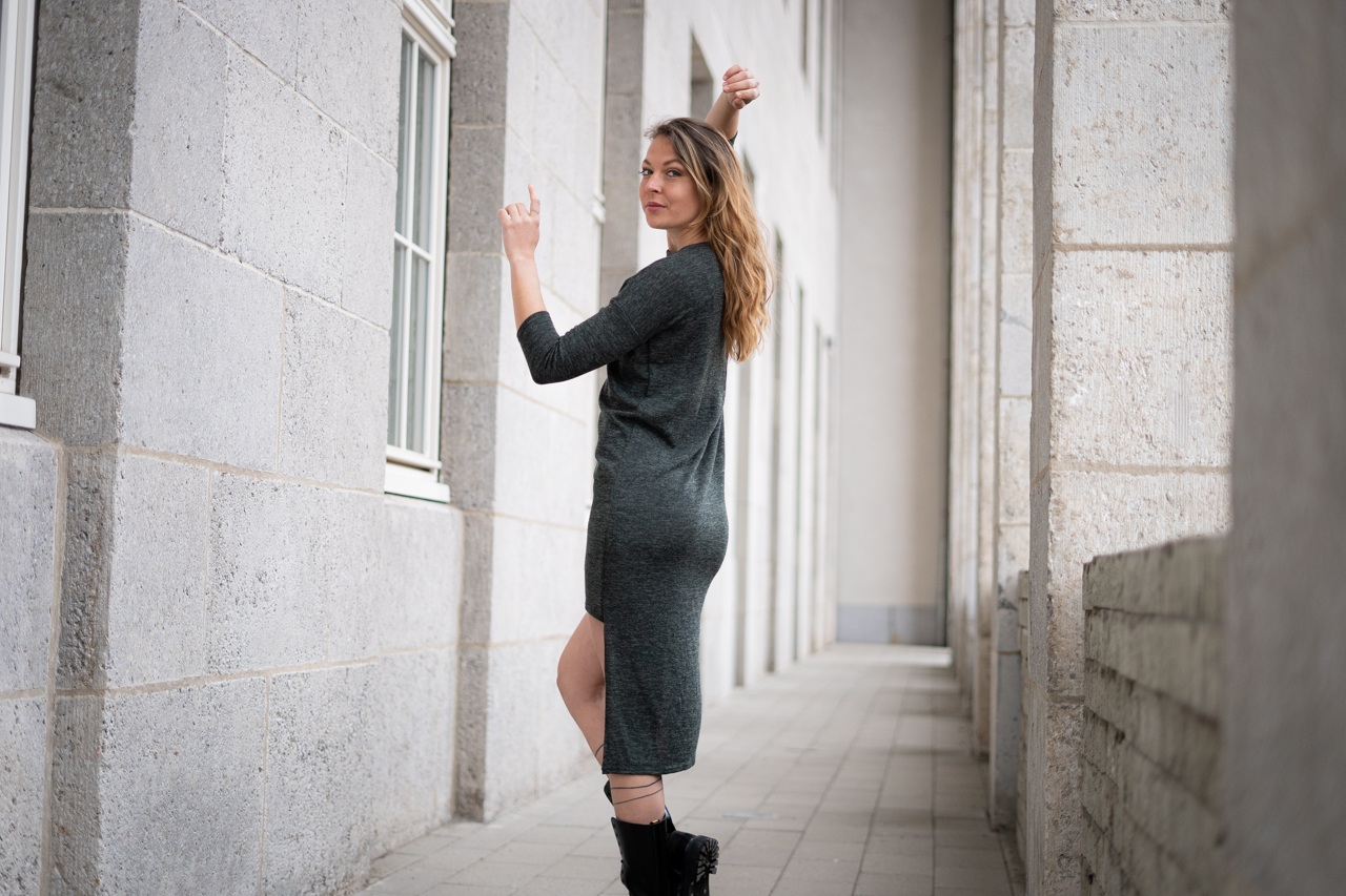 STRICKKLEID - Pulloverkleid mit dreiviertel Ärmeln und Reißverschluss - dunkelgrün meliert