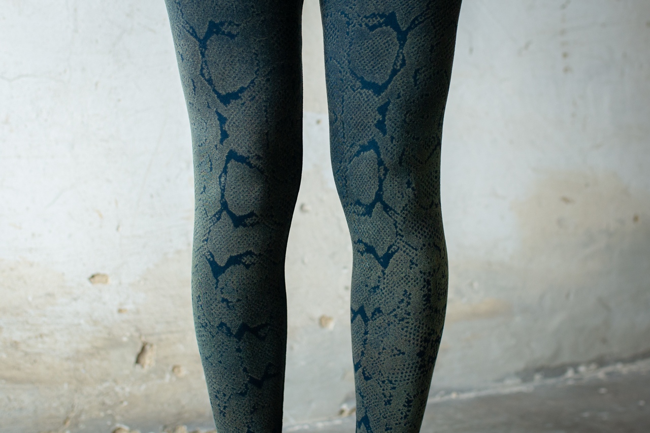 LEGGINGS mit abstraktem Schlangenmuster - Siebdruck - unisex - blau-grün