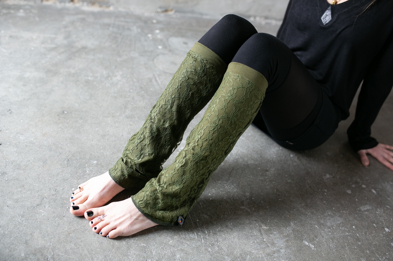 Leichte Stulpen - Beinstulpen mit gemusterter Spitze - olivgrün