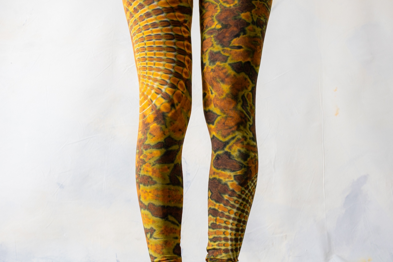 LEGGINGS mit abstraktem Blumenmuster – Batik, Tie-Dye - unisex - senf-braun