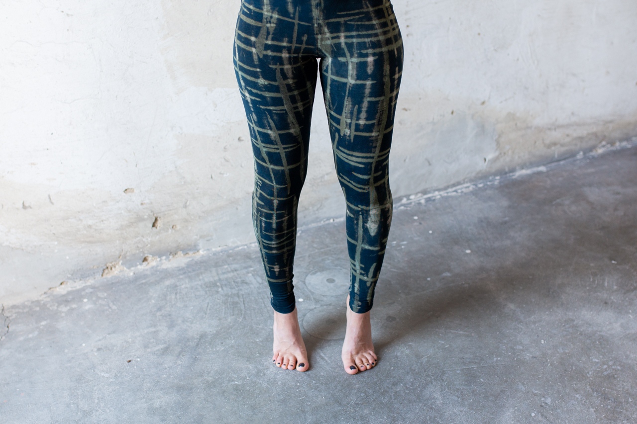 Leggings mit punky Kritzi-Kratzi Muster - Siebdruck, Batik, Tie-Dye - unisex - blau-grün-beige