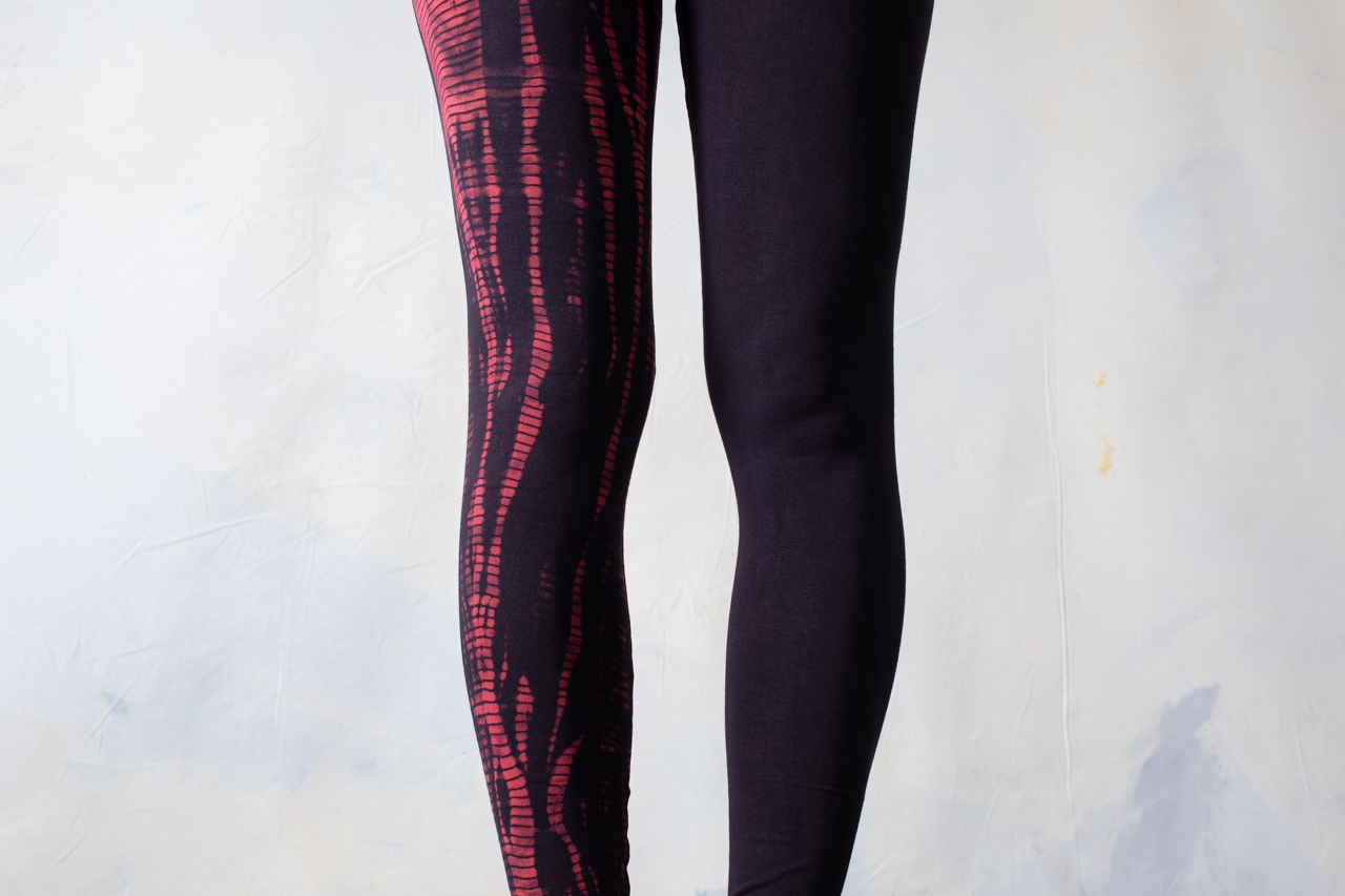LEGGINGS mit Reptilienmuster - Batik, Tie-Dye - unisex - schwarz-rot-violett