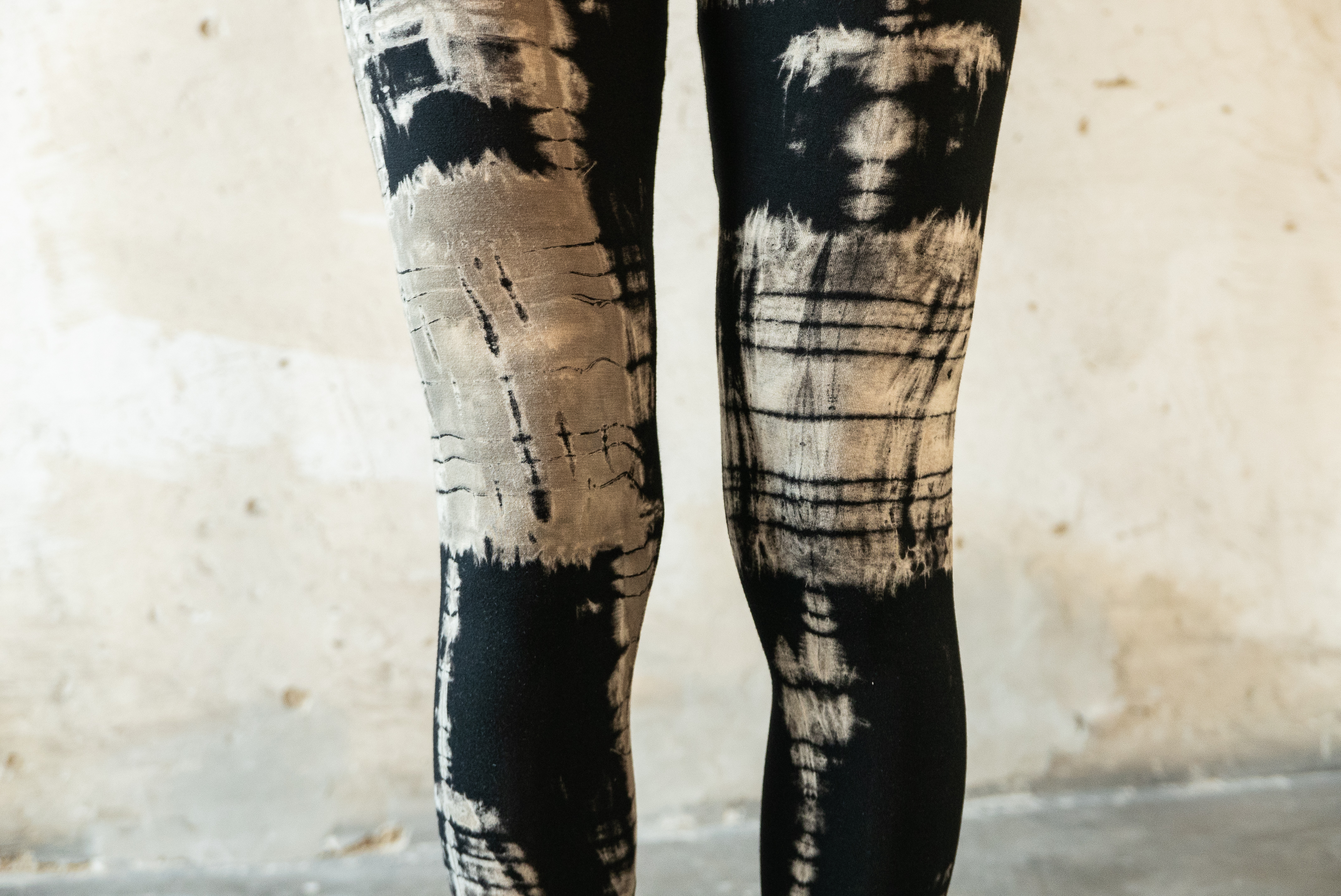 LEGGINGS mit abstraktem Batikmuster - Garage, Grunge - Batik, Tie-Dye - unisex - schwarz-grau-beige