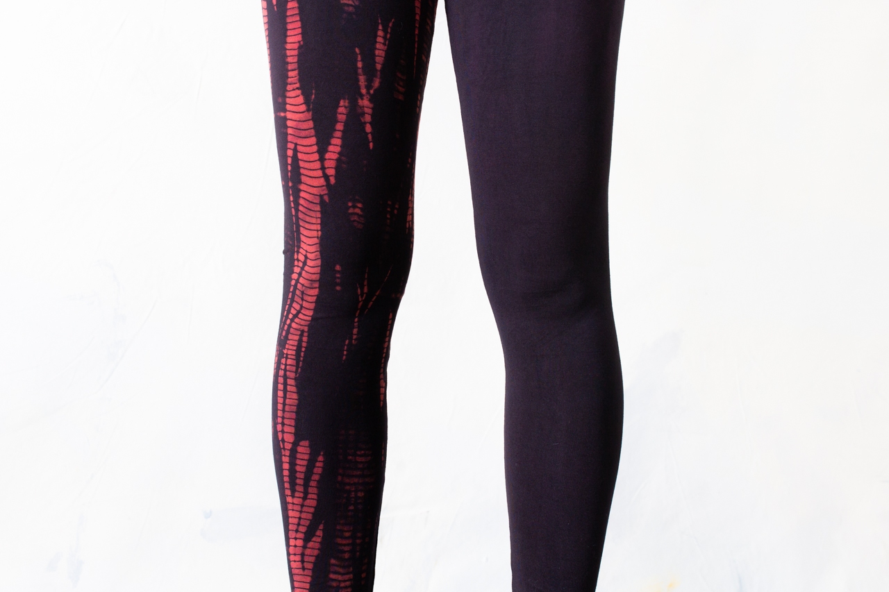LEGGINGS mit Reptilienmuster - Batik, Tie-Dye - unisex - schwarz-rot-violett